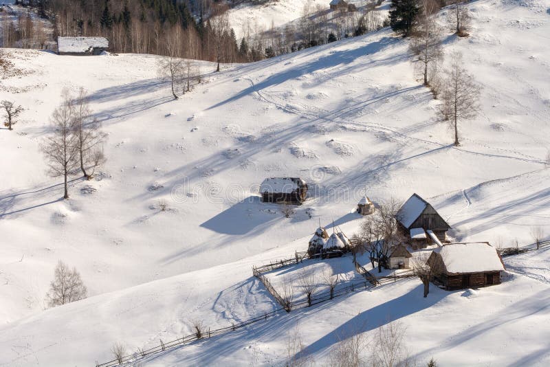 Los hogares tradicionales en invierno de Rumania, Transilvania en montañas cárpatas ajardinan fotos de archivo libres de regalías Los hogares tradicionales en invierno de Rumania, Transilvania en montañas cárpatas ajardinan fotos de archivo libres de regalías