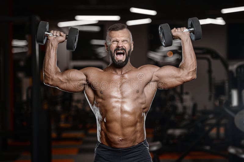 Los hombres atléticos del viejo culturista fuerte brutal que bombean para arriba muscles los wi imagenes de archivo Los hombres atléticos del viejo culturista fuerte brutal que bombean para arriba muscles los wi imagenes de archivo