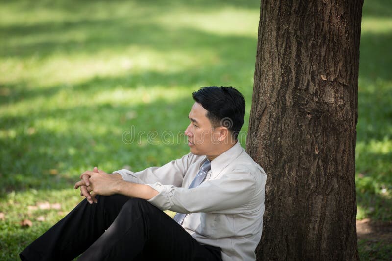 Los hombres de negocios asiáticos jovenes subrayaron fotografía de archivo Los hombres de negocios asiáticos jovenes subrayaron fotografía de archivo