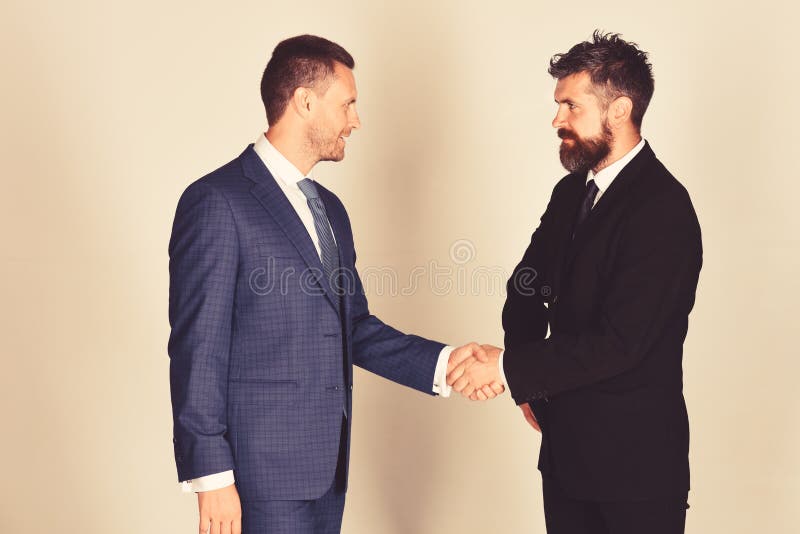 Los hombres de negocios llevan los trajes y los lazos elegantes Acuerdo y compromiso del negocio fotografía de archivo libre de regalías Los hombres de negocios llevan los trajes y los lazos elegantes Acuerdo y compromiso del negocio fotografía de archivo libre de regalías