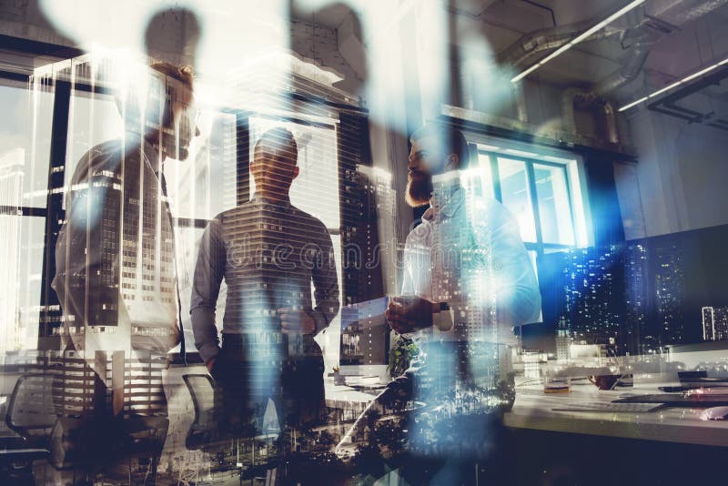 Los hombres de negocios trabajan juntos en oficina Concepto de trabajo en equipo y de sociedad exposici?n doble con la ciudad y l imagen de archivo libre de regalías Los hombres de negocios trabajan juntos en oficina Concepto de trabajo en equipo y de sociedad exposici?n doble con la ciudad y l imagen de archivo libre de regalías