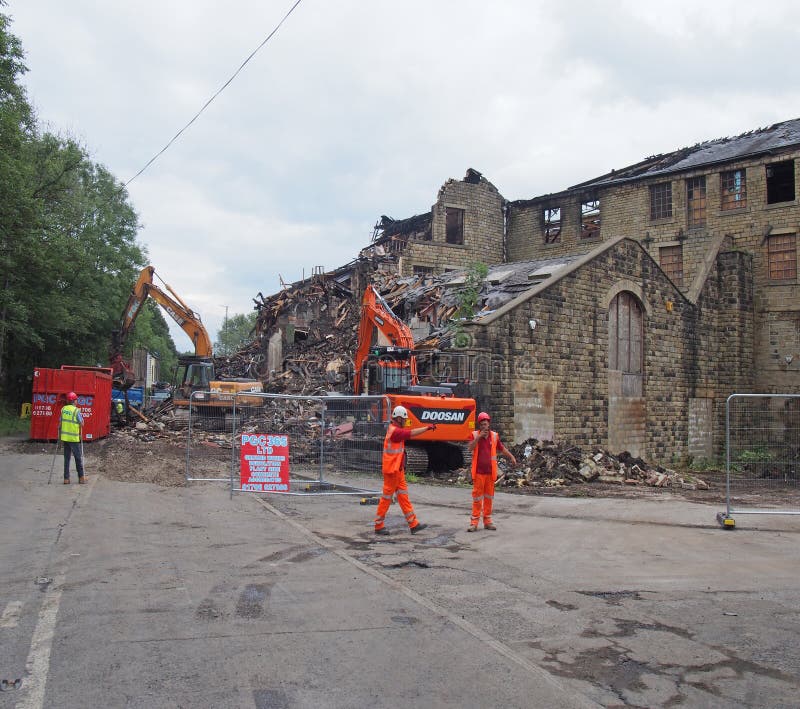 Los hombres y la maquinaria de construcción en la demolición del edificio del molino de los walkeys adentro hebden el puente desp imagen de archivo libre de regalías Los hombres y la maquinaria de construcción en la demolición del edificio del molino de los walkeys adentro hebden el puente desp imagen de archivo libre de regalías