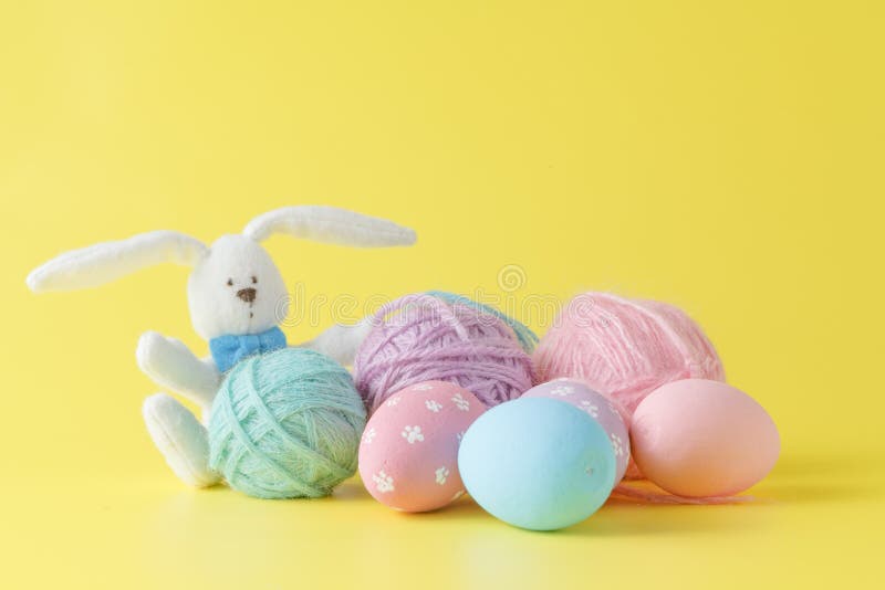 Los huevos de Pascua hechos a mano coloridos con lanas clew y juegan el conejo fotos de archivo Los huevos de Pascua hechos a mano coloridos con lanas clew y juegan el conejo fotos de archivo