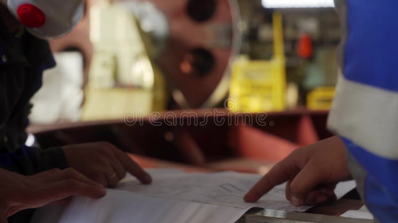 Los ingenieros analizan los planos de la planta industrial. consultas de equipo sobre especificaciones de máquinas apuntar a diagr