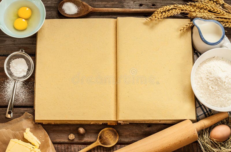 Los ingredientes rurales de la torta de la hornada de la cocina y el cocinero en blanco reservan imagenes de archivo