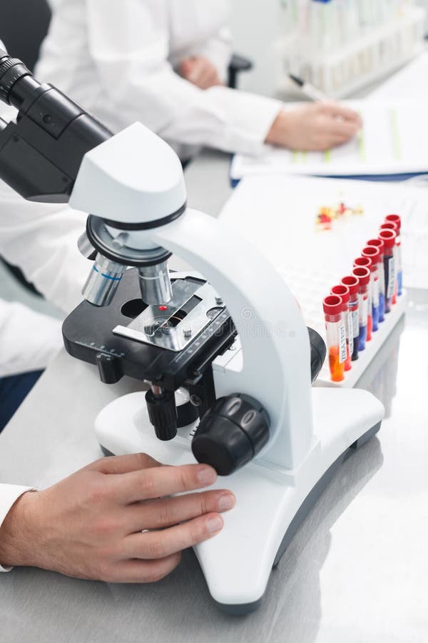 Los investigadores jovenes profesionales están trabajando en laboratorio imagen de archivo libre de regalías Los investigadores jovenes profesionales están trabajando en laboratorio imagen de archivo libre de regalías