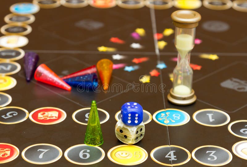 Los juegos de mesa se derraman negligentemente a través de la tabla foto de archivo libre de regalías Los juegos de mesa se derraman negligentemente a través de la tabla foto de archivo libre de regalías