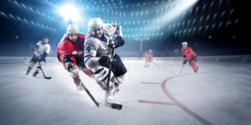 Los jugadores de hockey tiran el duende malicioso y los ataques imagen de archivo Los jugadores de hockey tiran el duende malicioso y los ataques imagen de archivo