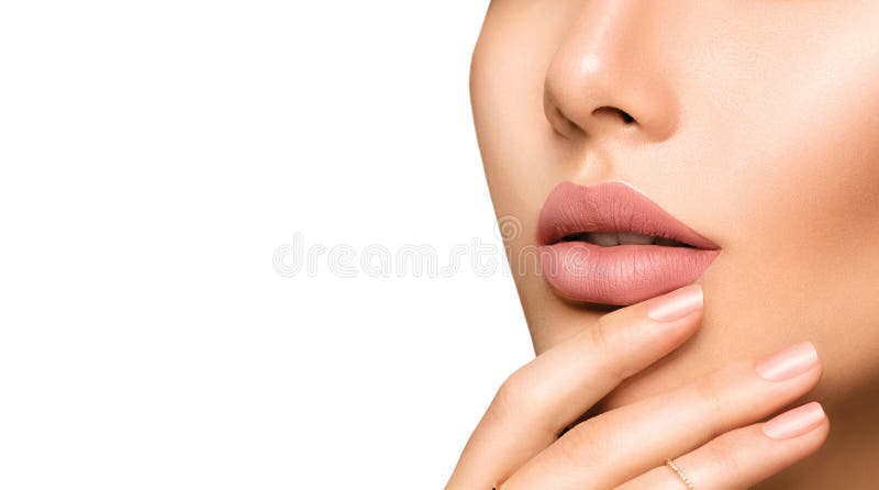 Los labios de la mujer perfecta con el lápiz labial mate beige natural de la moda