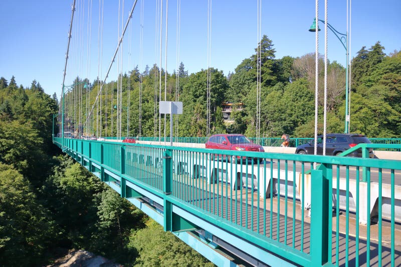 Los leones bloquean o los primeros estrechos puente y Stanley Park imagen de archivo libre de regalías Los leones bloquean o los primeros estrechos puente y Stanley Park imagen de archivo libre de regalías