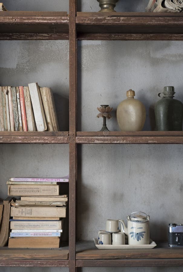 Los libros del vintage, el servicio de té y la cantina plástica militar están en la exhibición en Cong Ca Phe en Ho Chi Minh City foto de archivo Los libros del vintage, el servicio de té y la cantina plástica militar están en la exhibición en Cong Ca Phe en Ho Chi Minh City foto de archivo