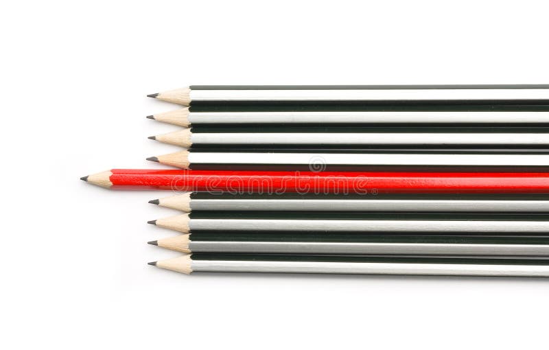 Los lápices grises y rojos señalan a la izquierda