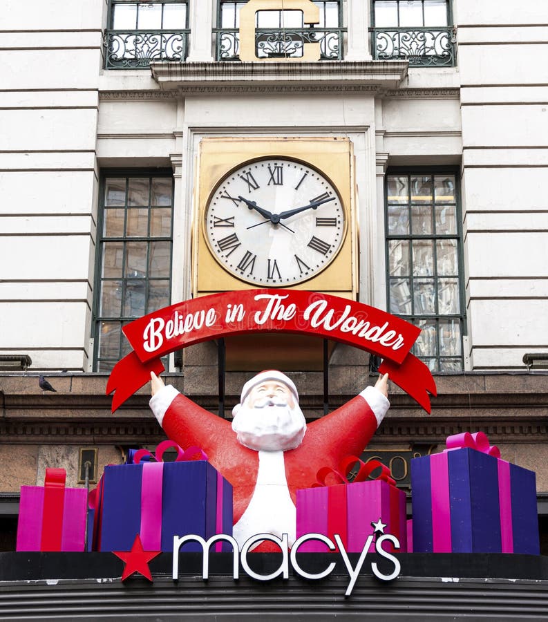 Los macys hotel anuncian la entrada cuadrada con cláusula sant docorative en la cima imagen de archivo libre de regalías Los macys hotel anuncian la entrada cuadrada con cláusula sant docorative en la cima imagen de archivo libre de regalías