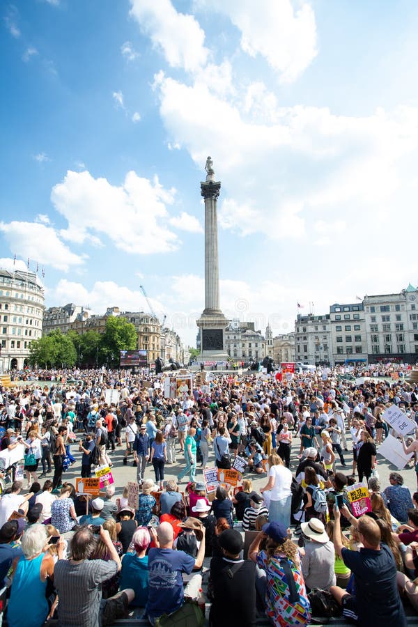 Los manifestantes llevan las calles de Londres para protestar la visita de Donald Trump foto de archivo Los manifestantes llevan las calles de Londres para protestar la visita de Donald Trump foto de archivo