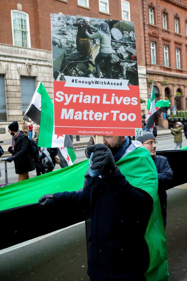 Los manifestantes sirios antis de presidente Assad marchan en Londres central foto de archivo Los manifestantes sirios antis de presidente Assad marchan en Londres central foto de archivo