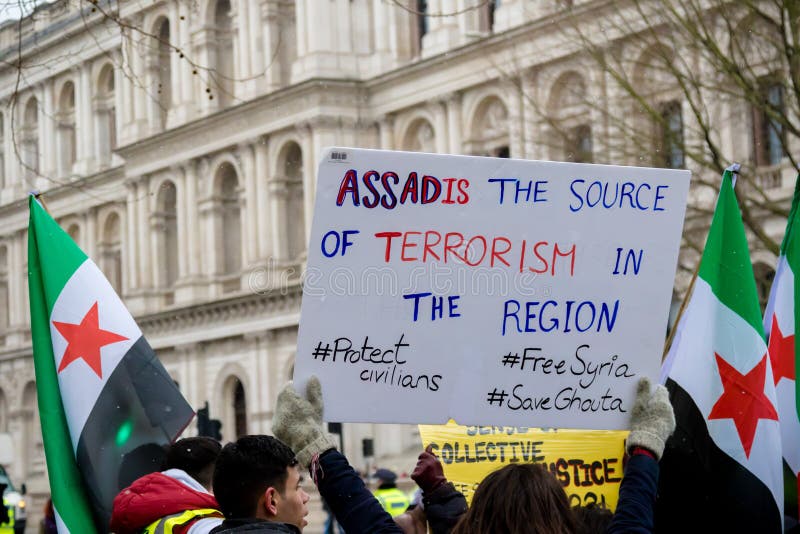 Los manifestantes sirios antis de presidente Assad marchan en Londres central imagen de archivo libre de regalías Los manifestantes sirios antis de presidente Assad marchan en Londres central imagen de archivo libre de regalías