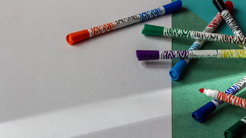 Los marcadores multicolores mienten en el fondo de la cartulina coloreada y del primer del Libro Blanco fotos de archivo libres de regalías Los marcadores multicolores mienten en el fondo de la cartulina coloreada y del primer del Libro Blanco fotos de archivo libres de regalías