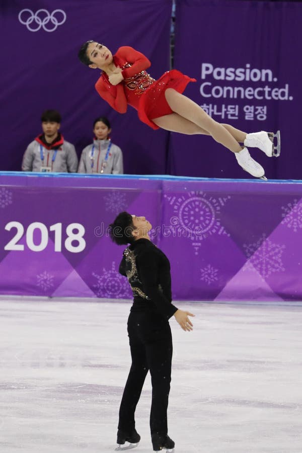 Los medallistas de plata Wenjing Sui y Cong Han de China se realizan en los pares que patinan libremente patinando en los juegos fotografía de archivo Los medallistas de plata Wenjing Sui y Cong Han de China se realizan en los pares que patinan libremente patinando en los juegos fotografía de archivo