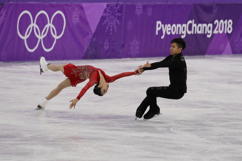 Los medallistas de plata Wenjing Sui y Cong Han de China se realizan en los pares que patinan libremente patinando en los juegos fotos de archivo libres de regalías Los medallistas de plata Wenjing Sui y Cong Han de China se realizan en los pares que patinan libremente patinando en los juegos fotos de archivo libres de regalías