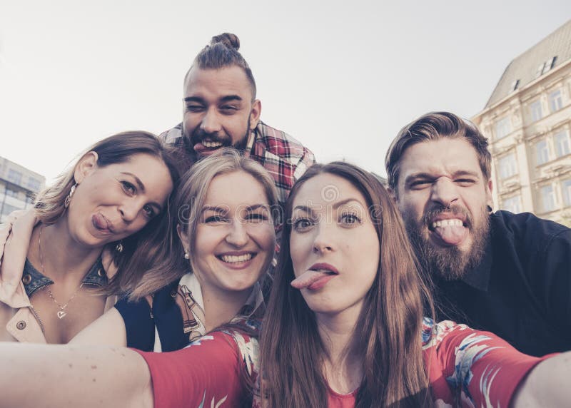 Los mejores amigos toman un selfie que hace caras y muecas tontas foto de archivo libre de regalías Los mejores amigos toman un selfie que hace caras y muecas tontas foto de archivo libre de regalías
