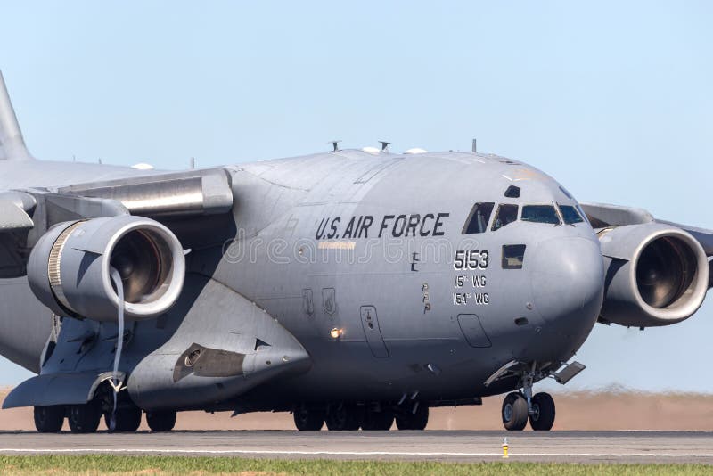 Los Militares Del U.S.a.F. Boeing C-17A Globemaster III De La Fuerza Aérea De Estados Unidos Transportan Los Aviones 05-5153 De L Fotografía editorial - Imagen de febrero, chorro: 128105847