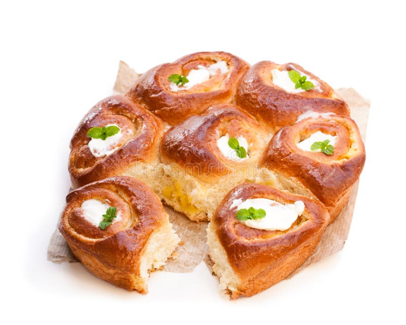 Los mini bollos hechos en casa deliciosos del bollo de leche con el patissiere de la nata llenan imagenes de archivo Los mini bollos hechos en casa deliciosos del bollo de leche con el patissiere de la nata llenan imagenes de archivo