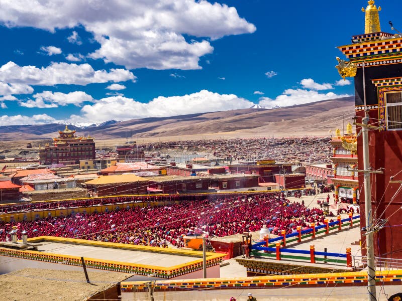Los monjes budistas y las monjas tibetanos no identificados recolectaron en Yarchen fotografía de archivo libre de regalías Los monjes budistas y las monjas tibetanos no identificados recolectaron en Yarchen fotografía de archivo libre de regalías