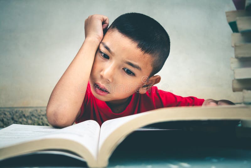 Los muchachos van a leer los libros para ganar más conocimiento imágenes de archivo libres de regalías Los muchachos van a leer los libros para ganar más conocimiento imágenes de archivo libres de regalías
