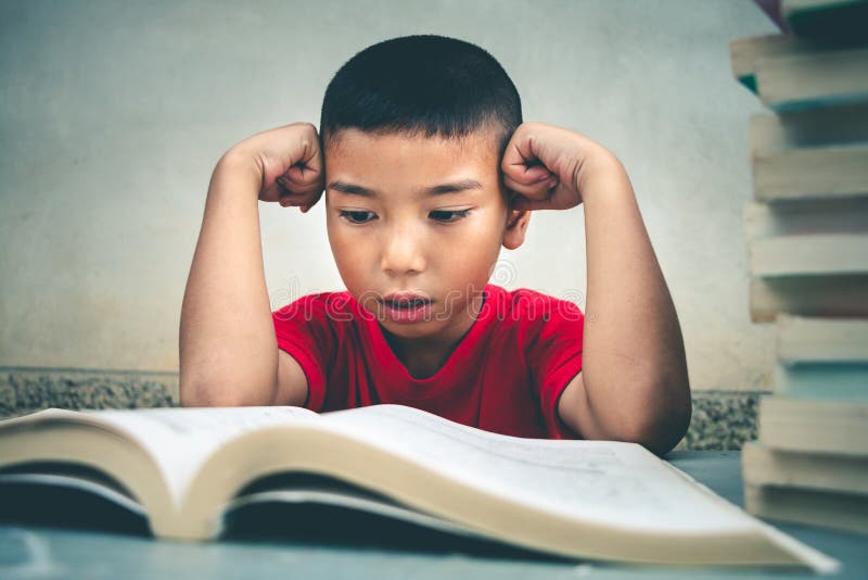 Los muchachos van a leer los libros para ganar más conocimiento foto de archivo libre de regalías Los muchachos van a leer los libros para ganar más conocimiento foto de archivo libre de regalías