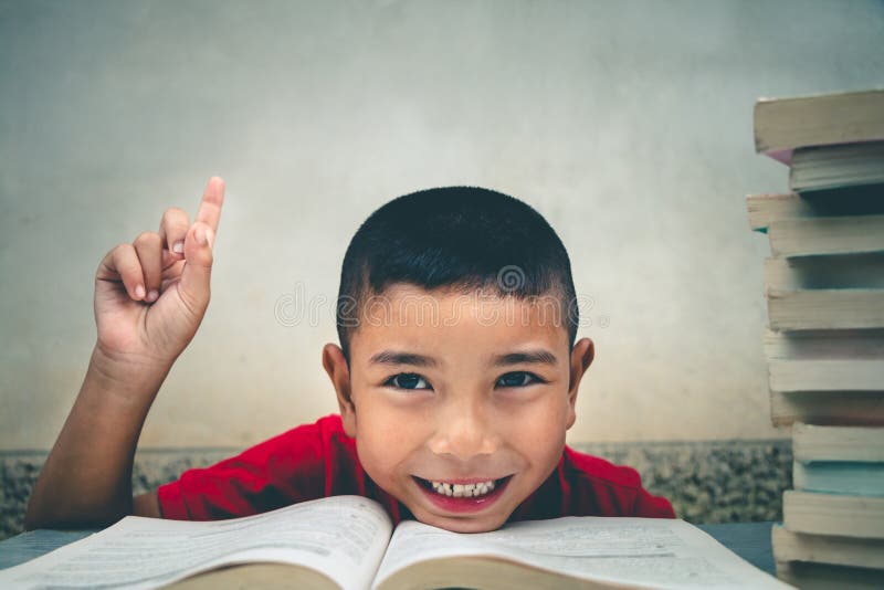 Los muchachos van a leer los libros para ganar más conocimiento foto de archivo Los muchachos van a leer los libros para ganar más conocimiento foto de archivo