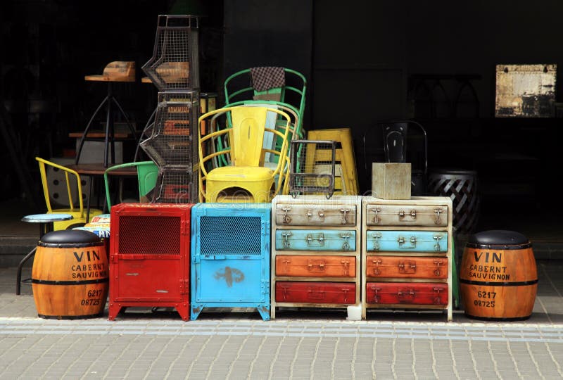 Los muebles del vintage y el otro personal en el distrito del mercado de pulgas de Jaffa