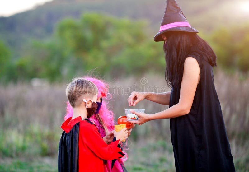 Los Niños Engañan O Tratan Con Disfraces De Halloween Y Máscara Médica Un Niño Y Una Niña Con Trajes Durante La Pandemia Del Coro Imagen de archivo - Imagen de festivo, pandemia: Los Niños Engañan O Tratan Con Disfraces De Halloween Y Máscara Médica Un Niño Y Una Niña Con Trajes Durante La Pandemia Del Coro Imagen de archivo - Imagen de festivo, pandemia: