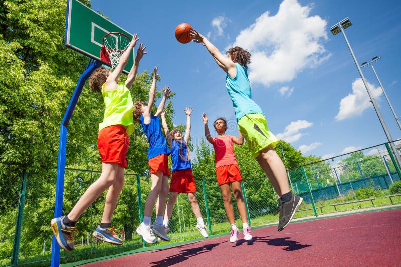 Niños Saltan Para La Bola Durante Juego De Baloncesto Foto de archivo Imagen de jugador, juego: 59048610