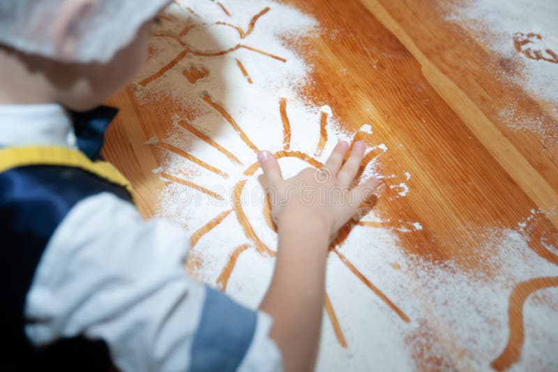 Los niños cocinan de la pasta y de la pintura en la harina fotografía de archivo