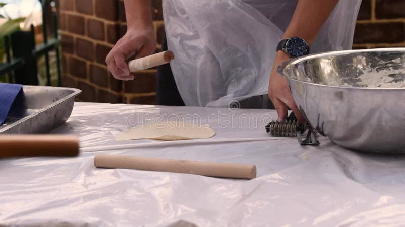 Los niños cocinan enrollan la masa y hacen matzah para pascua de vacaciones judía pescar en la clase principal culinaria para niño metrajes