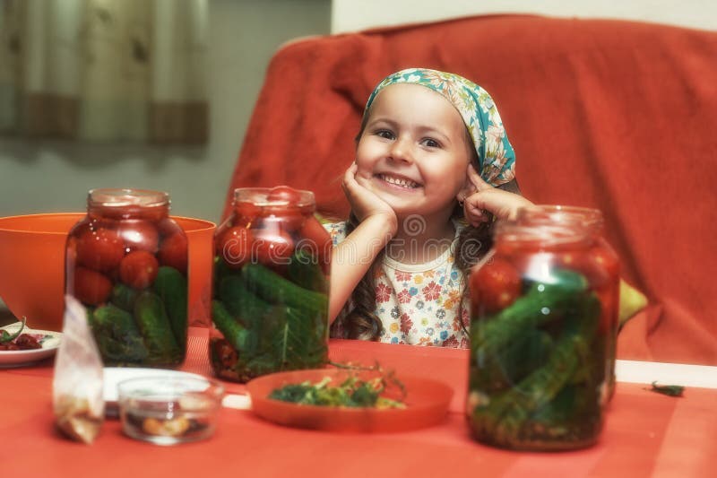Los niños cocinan las verduras para el invierno Mercanc? as conservadas fotos de archivo