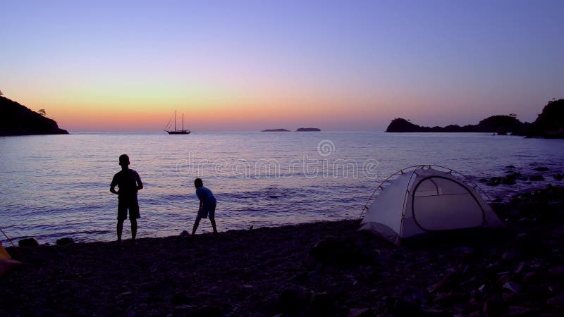 Los niños en las costas del Mediterráneo al amanecer almacen de video