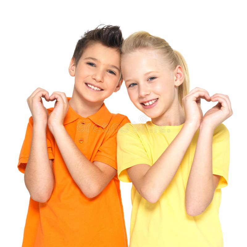 Los niños felices con una muestra del corazón forman imagen de archivo libre de regalías