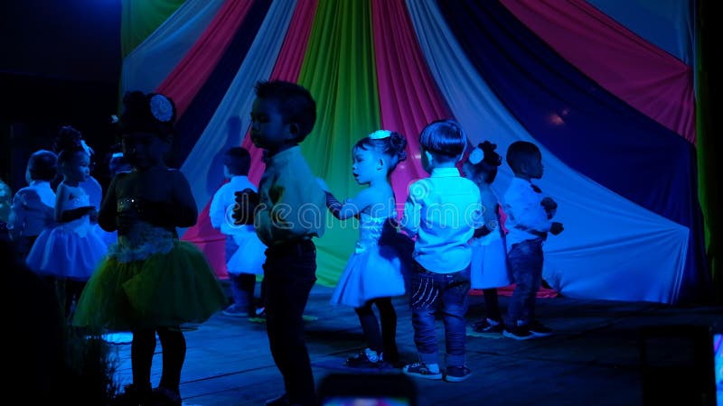 Los niños gozan el bailar juntos