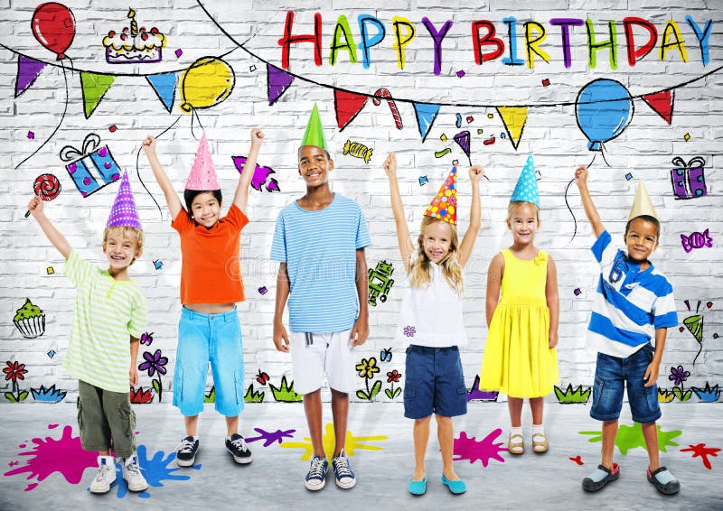 Los niños multiétnicos celebran el partido del feliz cumpleaños