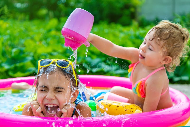 Los niños nadan en la piscina. foco selectivo. fotos de archivo libres de regalías