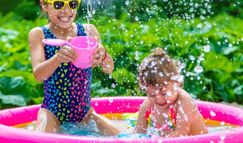 Los niños nadan en la piscina. foco selectivo. imagenes de archivo
