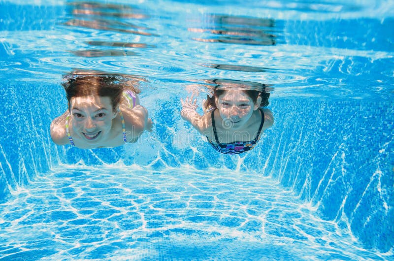 Los Niños Nadan En La Piscina Subacuática Las Muchachas Activas