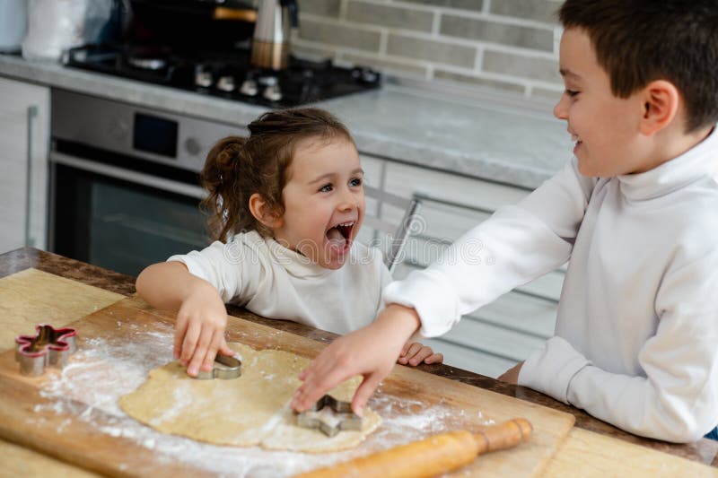 Los niños preparan las galletas de Navidad y se burlan