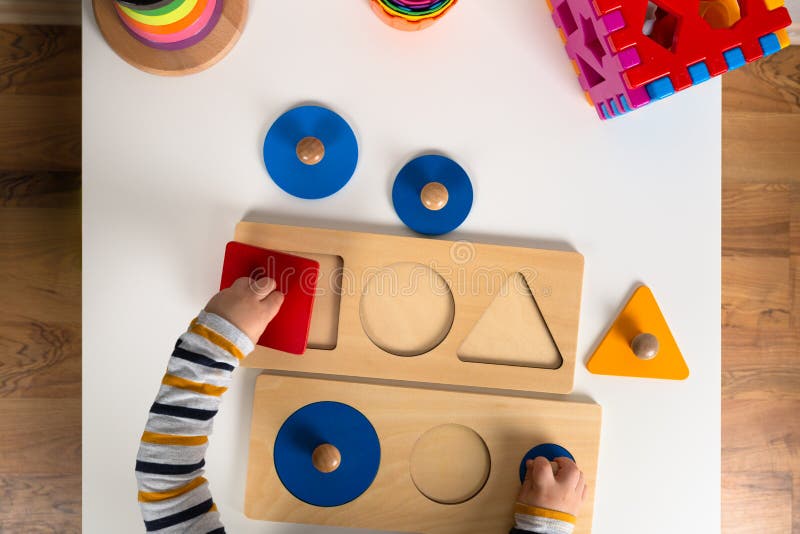 Los niños trabajan con material Montessori para mejorar las habilidades motoras, el juego sensorial Reproducción de hijos con fig