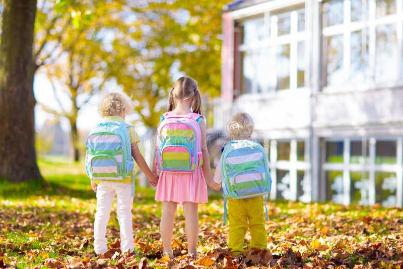 Los niños vuelven a la escuela. niño en la guardería imágenes de archivo libres de regalías