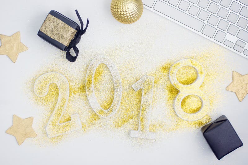 Los números que brillaban intensamente 2018 del lujo hicieron de brillo brillante del oro en la tabla blanca con la decoración de foto de archivo Los números que brillaban intensamente 2018 del lujo hicieron de brillo brillante del oro en la tabla blanca con la decoración de foto de archivo