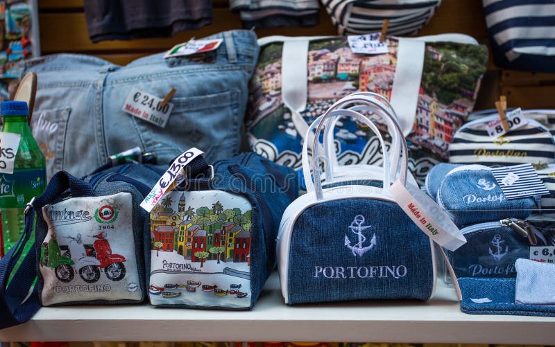 Los objetos, los recuerdos y los artilugios en Portofino hacen compras, provincia de Génova, costa ligur, Italia fotos de archivo Los objetos, los recuerdos y los artilugios en Portofino hacen compras, provincia de Génova, costa ligur, Italia fotos de archivo