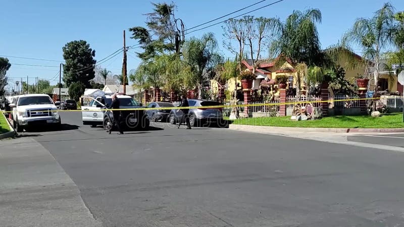 Los oficiales de la policía en una cinta elevadora para dejar salir a los conductores de la zona