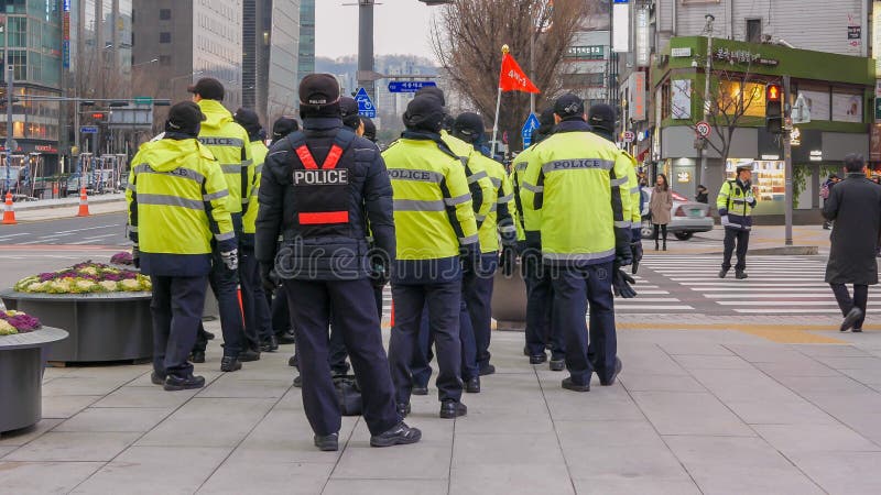 Los oficiales de policía acercan al cuadrado durante la demostración política, Seul, Corea del Sur del gwanghwamun, el 2 de dicie fotos de archivo libres de regalías Los oficiales de policía acercan al cuadrado durante la demostración política, Seul, Corea del Sur del gwanghwamun, el 2 de dicie fotos de archivo libres de regalías